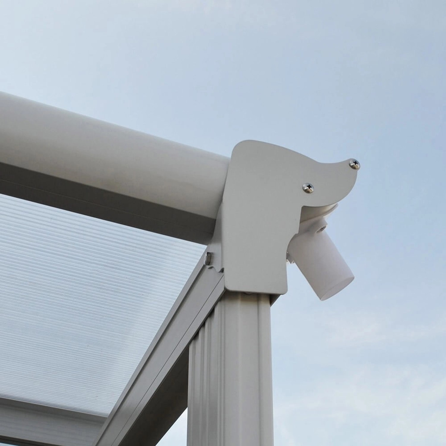 Detailansicht: Weiße Home Deluxe Terrassenüberdachung Solis aus Aluminium mit Regenablauf.