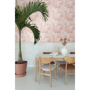 ESTAhome Vliestapete mit orientalischem Marrakech Kelim-Patchwork in Pfirsichorange Rosa an einer Wand.