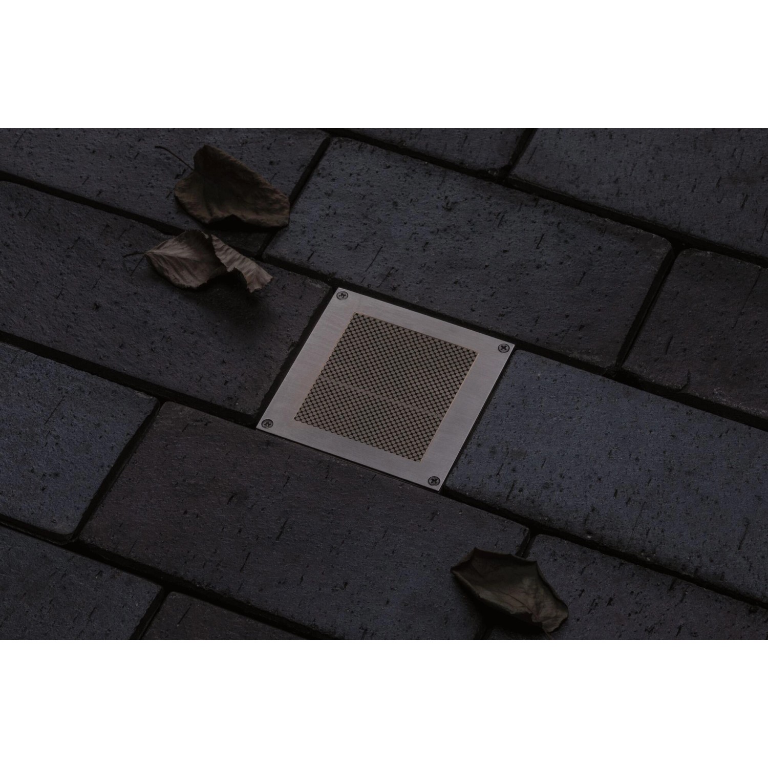 Quadratischer Paulmann LED Bodeneinbaustrahler Brick 10x10 cm in Pflastersteinen. Außenleuchte für Gartenwege.