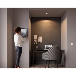 Philips Hue Milliskin LED-Einbauspot in Silber, rechteckig, im modernen Arbeitszimmer.