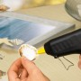 Pattex Heißklebepistole Supermatic beim Basteln mit Muscheln. Inkl. 2 Klebesticks.