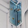 Detailaufnahme Grosfillex Verankerungskit für Gartenhaus, bestehend aus Stahlseil und Halterung.