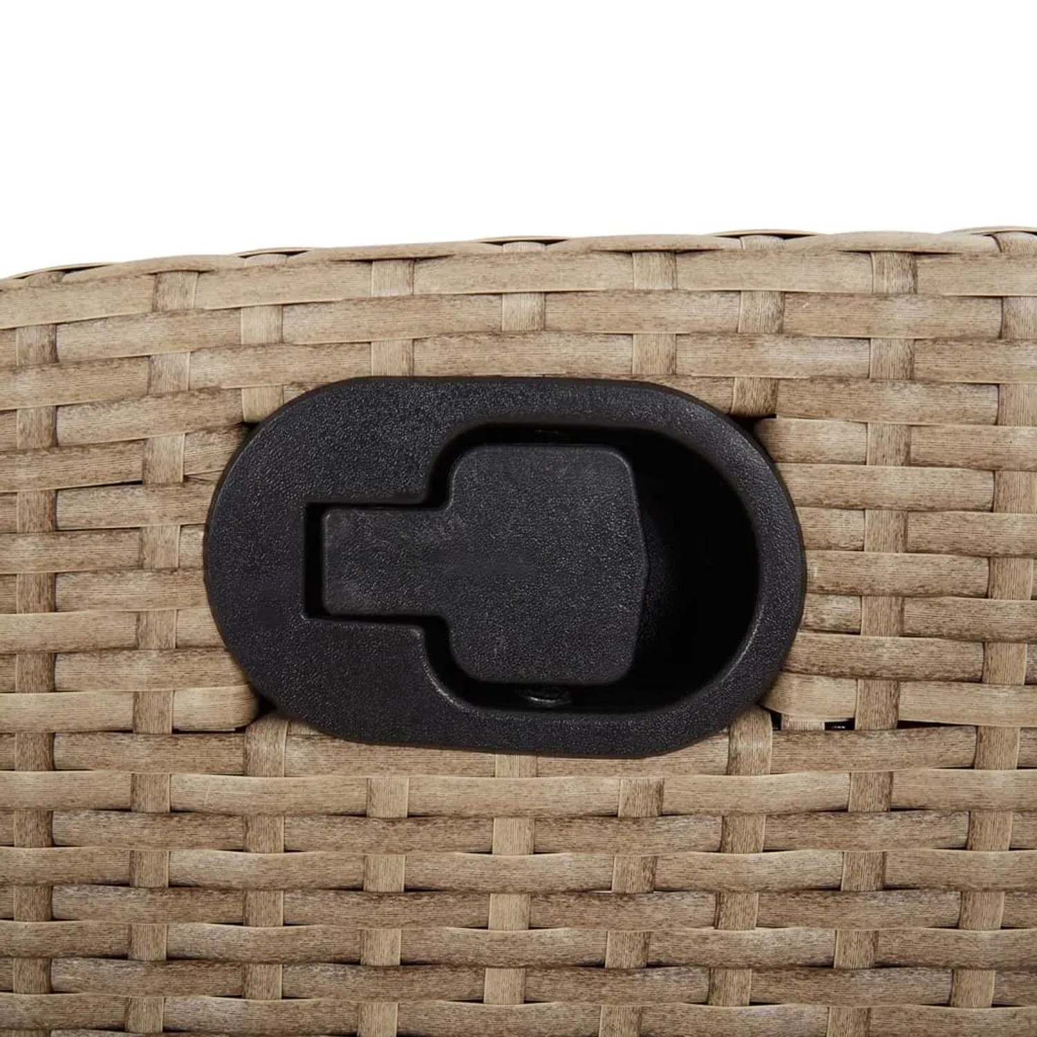 Detailaufnahme: Verstellbarer Griff am beigen Poly Rattan Gartenstuhl der vidaXL Essgruppe.