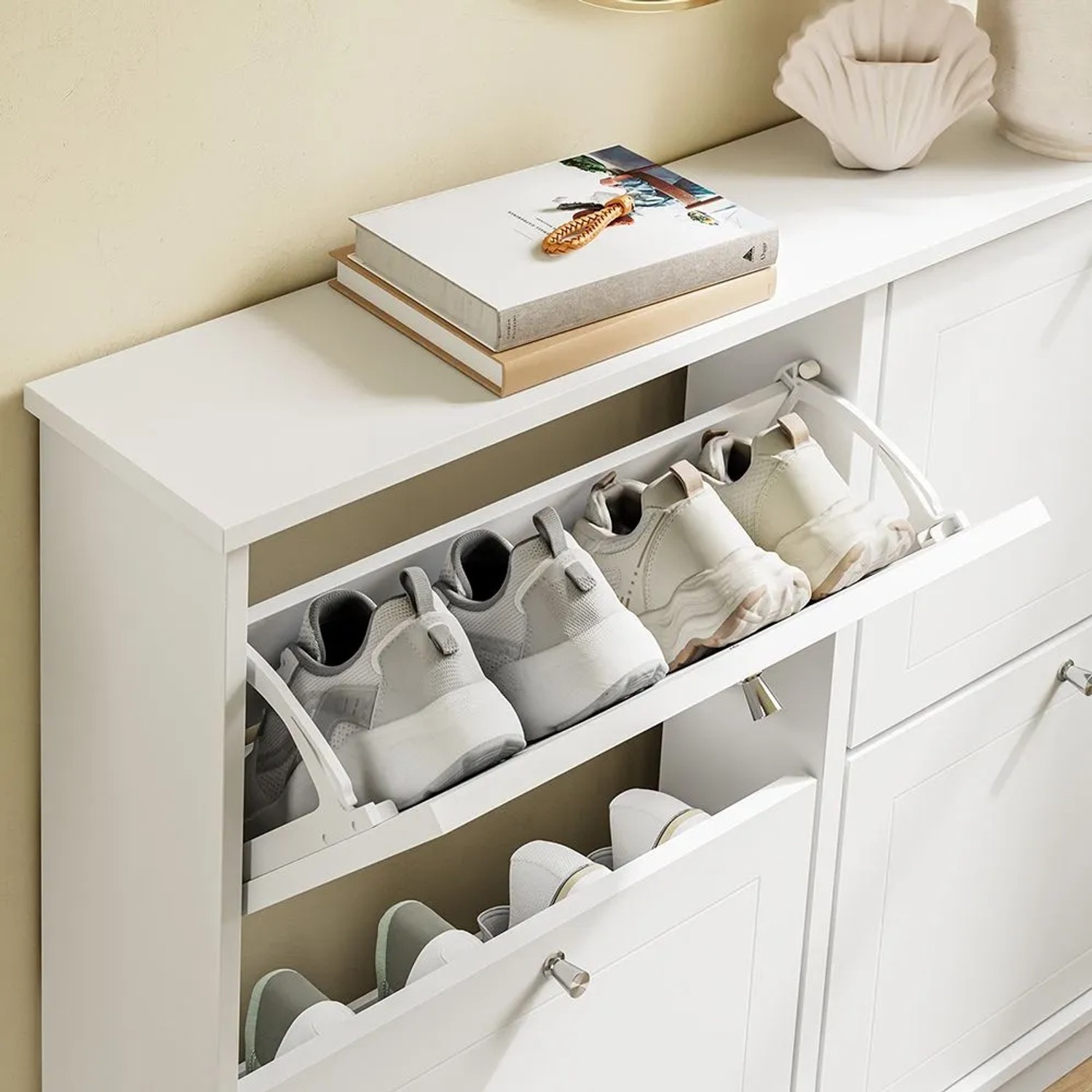Schmaler, weißer SoBuy Schuhschrank FSR216-W mit zwei offenen Klappen und Schuhen.