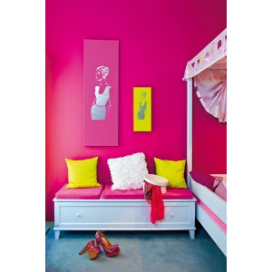 Wandgestaltung mit Marabu Glitter Silberstaub: Pinke Wand mit silbernen Glitter-Motiven im Kinderzimmer.