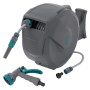 Grauer automatischer Schlauchaufroller 30m mit 180° Schwenkfunktion, Wandhalterung und Multifunktionsbrause für Gartenbewässerung.
