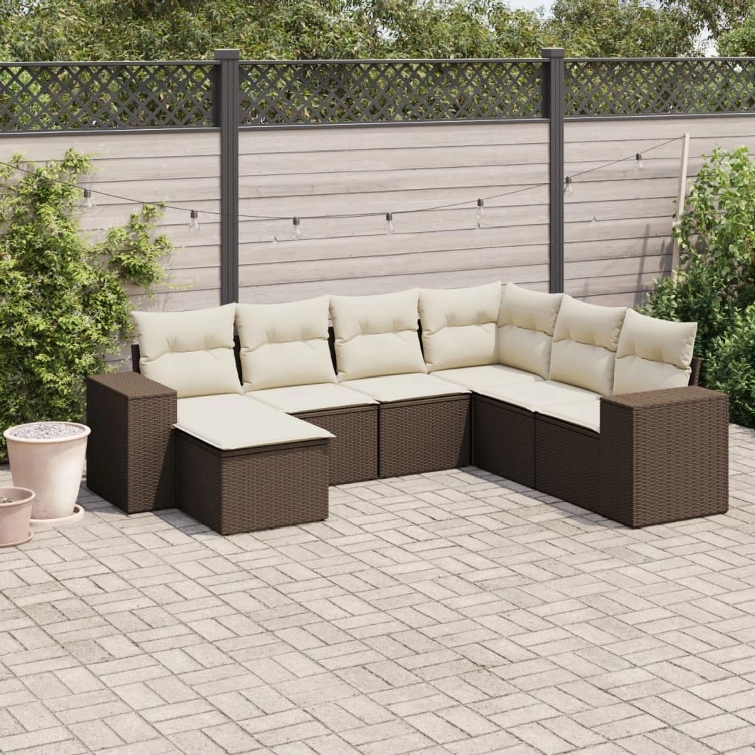 Braune 7-tlg. vidaXL Garten-Sofagarnitur aus Rattan mit cremefarbenen Kissen.