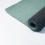 Schwarzer Karat Rasenteppich Farbwunder PRO, Kunstrasen mit Drainage-Noppen, aufgerollt.