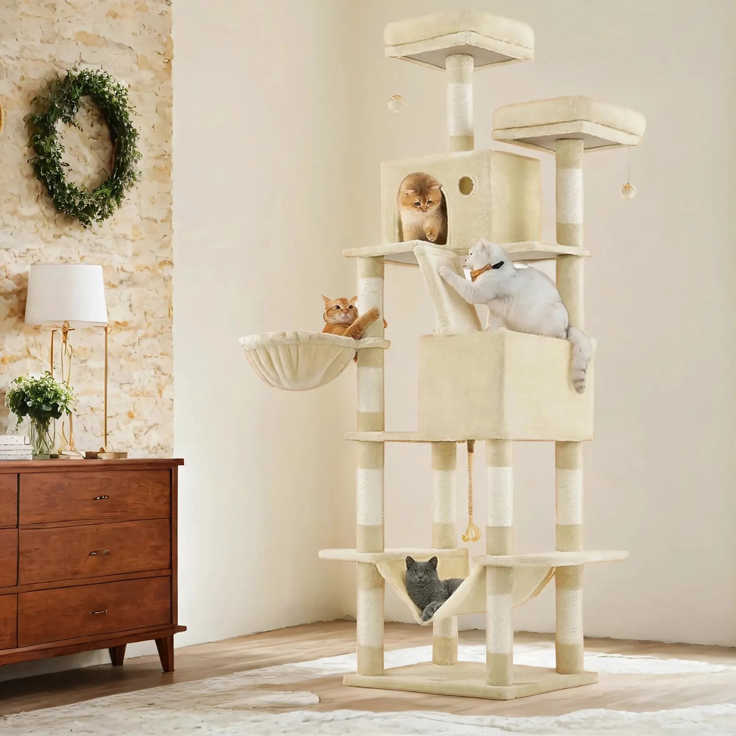 Beiger Feandrea Kratzbaum (206 cm) mit mehreren Katzen, Kletterstufen und Kratzsäulen.