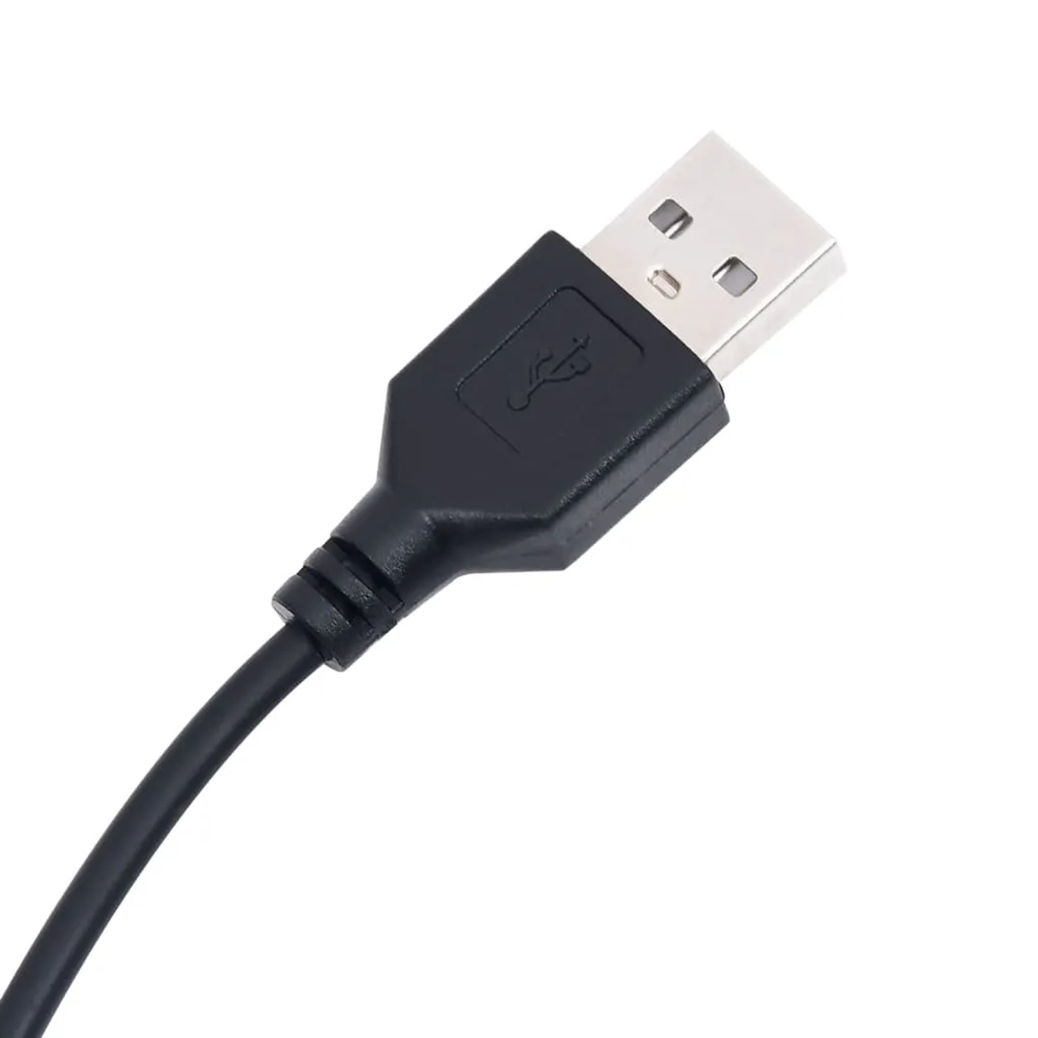 Nahaufnahme eines schwarzen USB-A Steckers mit Kabel für den LED-Schreibtisch.