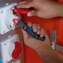 Bosch Professional GVD 1000-17 Spannungsprüfer bei der Anwendung an einer Steckdose.