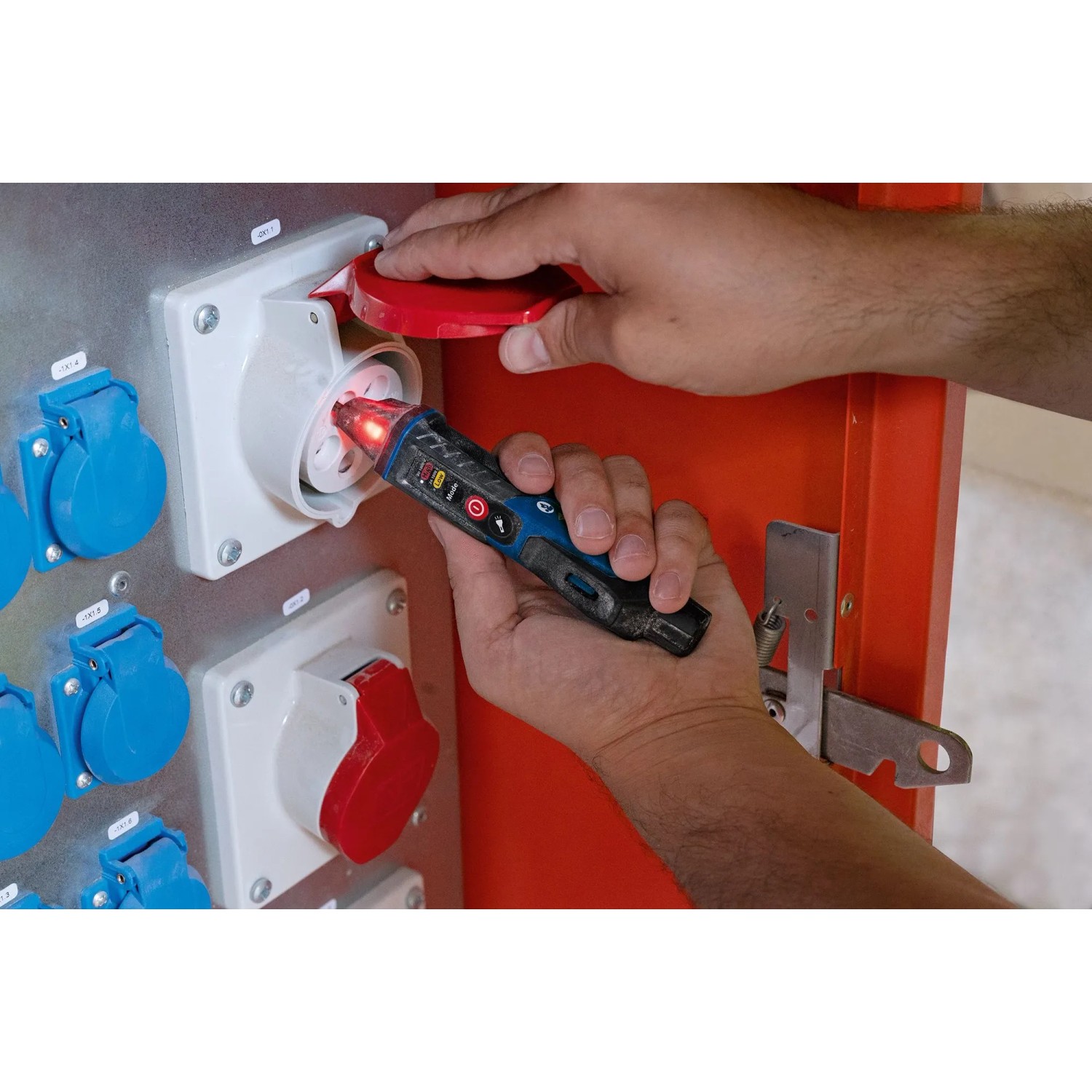 Bosch Professional GVD 1000-17 Spannungsprüfer bei der Anwendung an einer Steckdose.