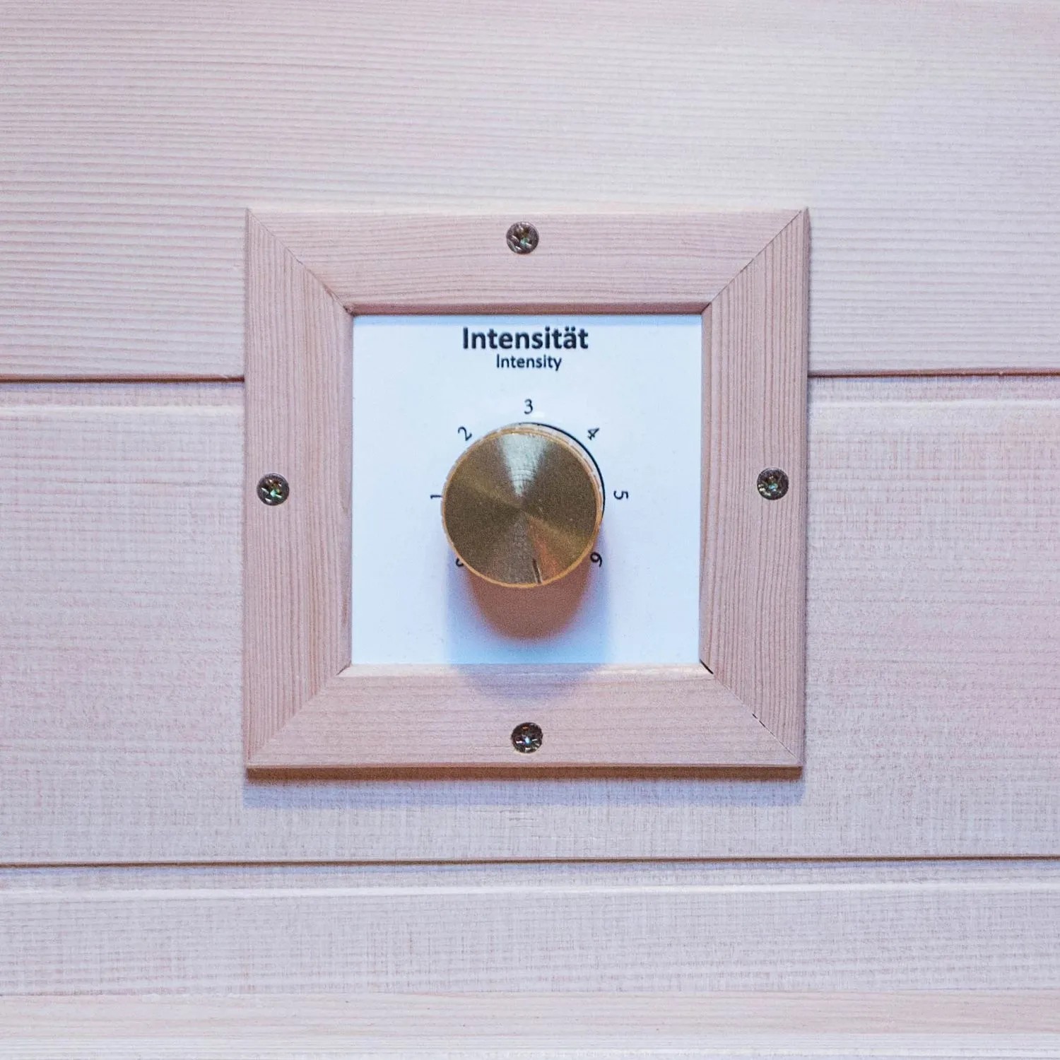 Detailaufnahme: Intensitätsregler der Dewello Infrarotkabine Kingston aus Hemlock Holz.