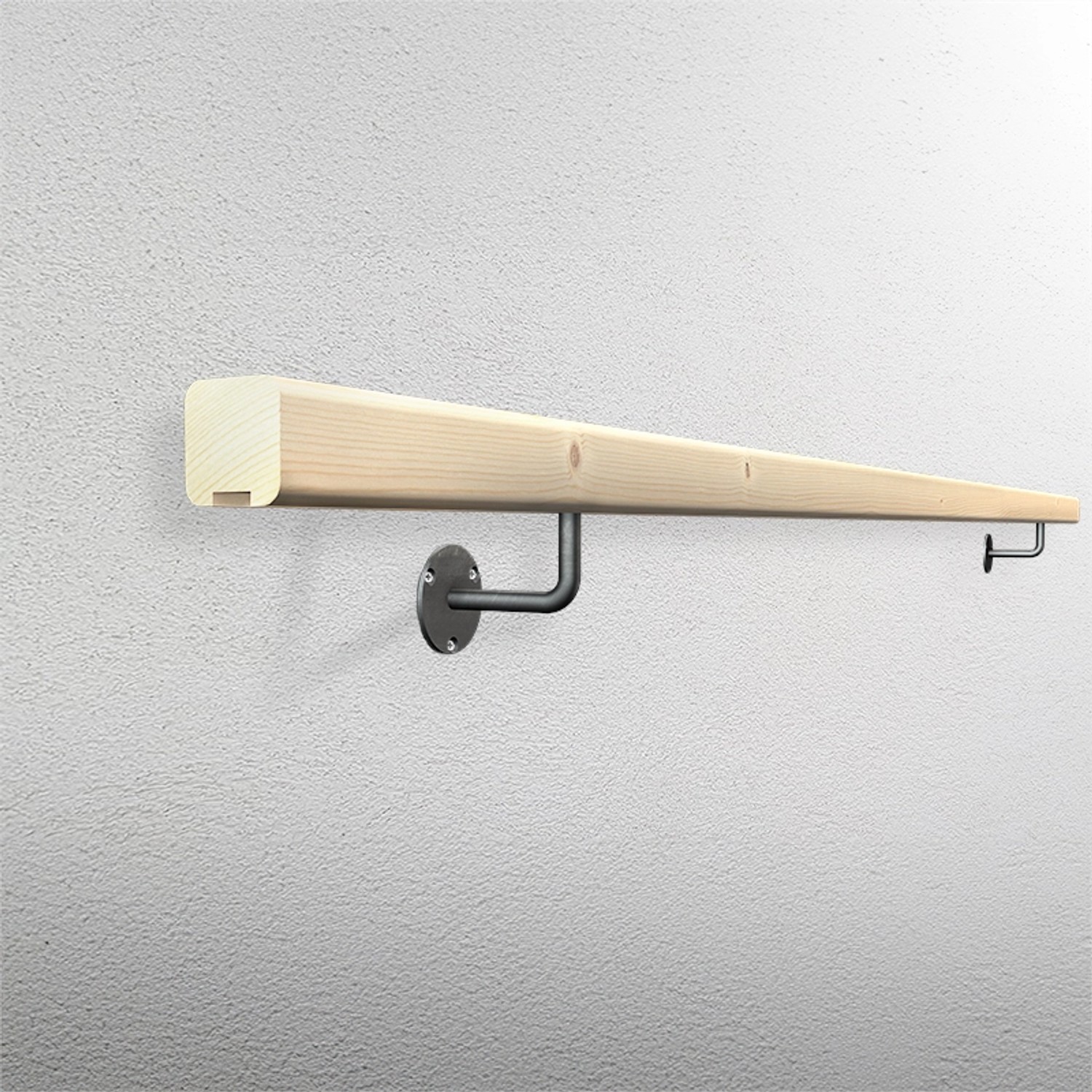 Kordo Wandhandlauf-Set aus Tanne mit Halterungen an einer weißen Wand.