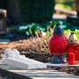 Weißer Grabengel mit Buch aus Polyresin, wetterfest, als Dekoration für den Friedhof.