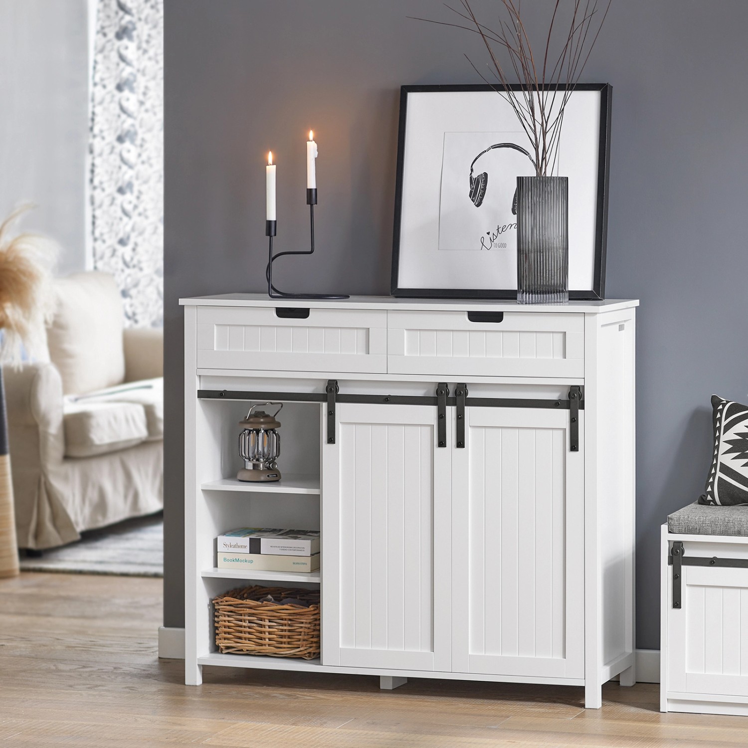 Weißes SoBuy Sideboard FSB74-W mit Schiebetür, Schubladen und offenen Fächern.