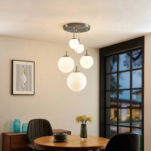 Moderne Lindby Pendelleuchte Heleska mit 5 opalweißen Glaslampen und Alu-Gestell.