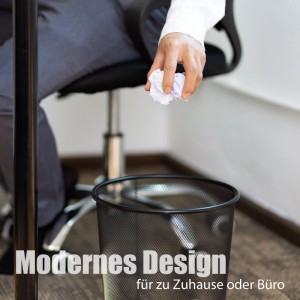 Schwarzer Draht-Papierkorb im Büro, Hand wirft zerknülltes Papier ein. Modernes Design für Zuhause & Büro.