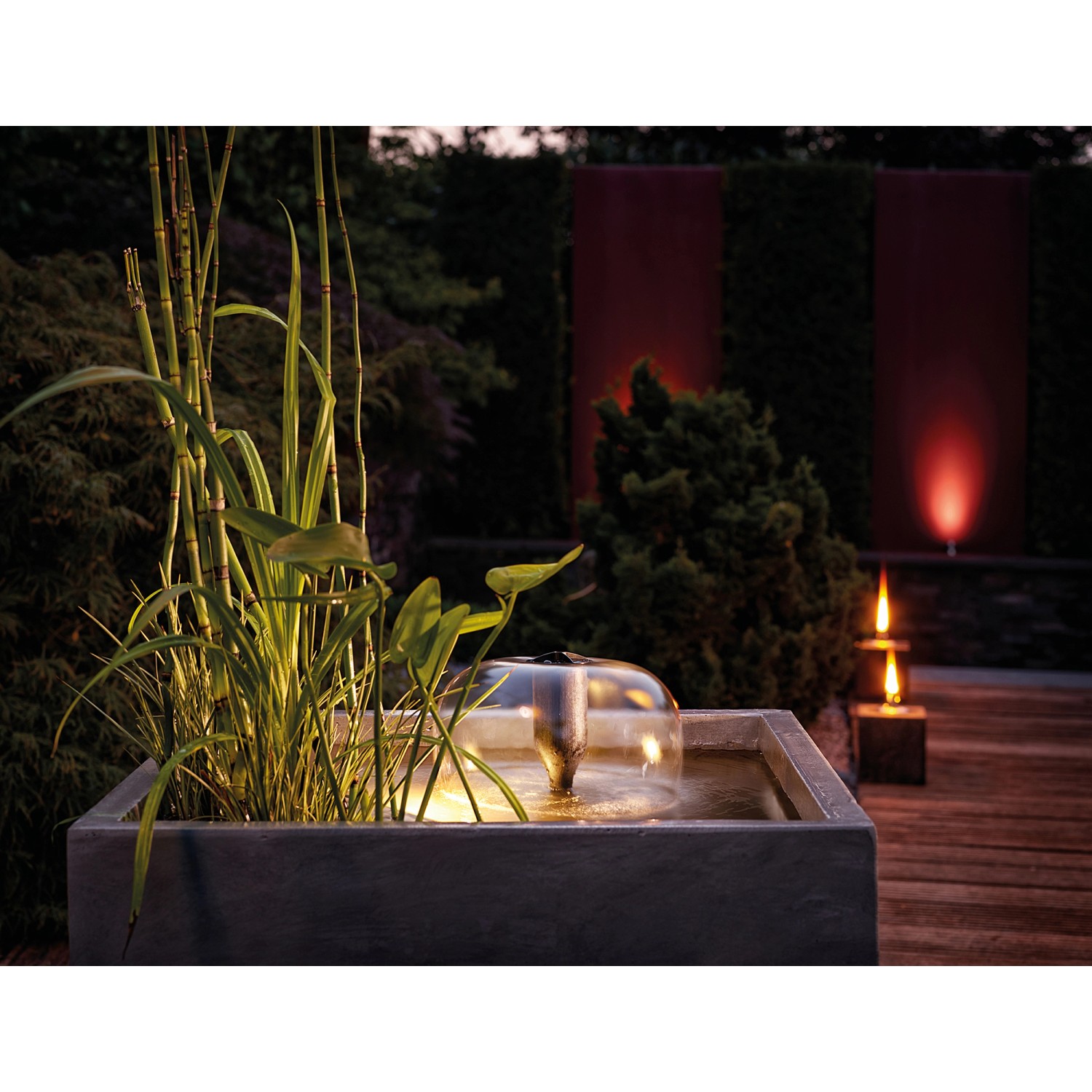 Filtral UVC 6000 Teichpumpe mit Wasserspiel in einem bepflanzten Becken.