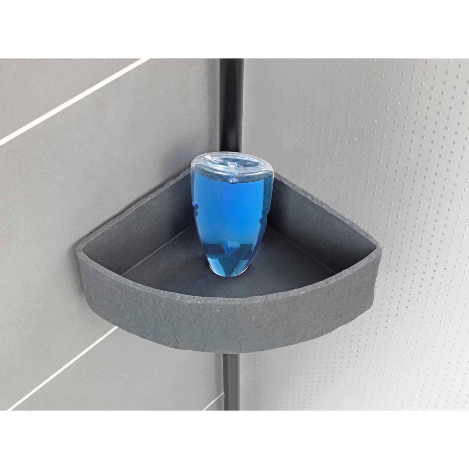 Wenko Teleskop-Eckregal Villata mit drei grauen Ablagekörben und Duschgelflasche.