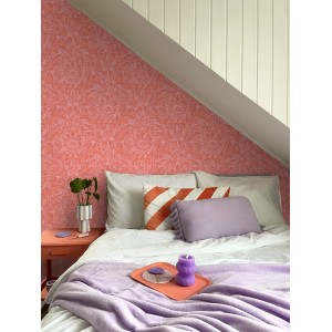 Schlafzimmer mit korallenroter ESTAhome Ornament Tapete, Vliestapete mit Muster.