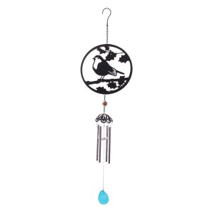 Schwarzes Eisen Windspiel mit Vogelmotiv (links) im Kreis, silberne Klangröhren, blauer Tropfen. Dekorative Gartendeko.