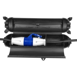 Calima Sicherheitsbox für CEE Stecker in geöffneter, schwarzer Box mit blau-weißem Stecker.