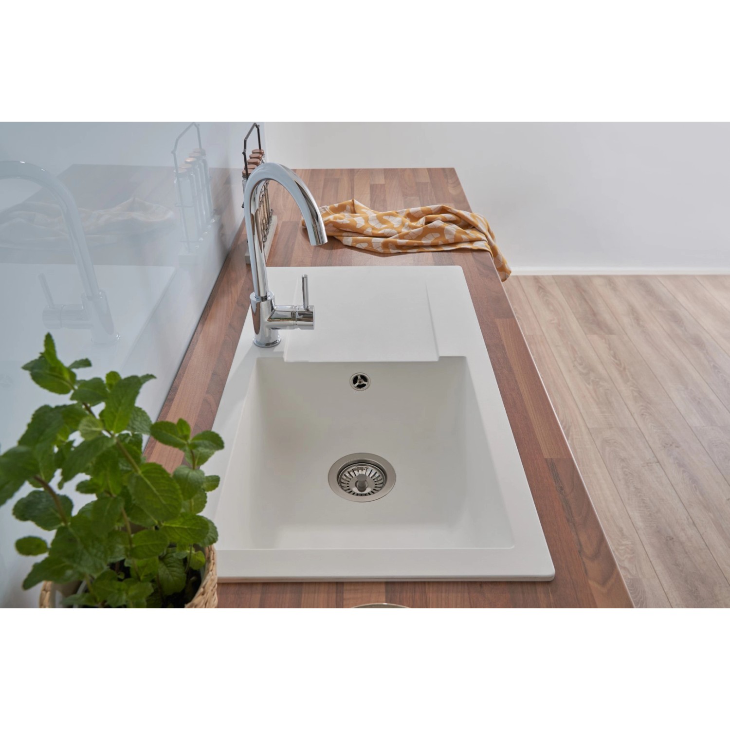 Weiße Respekta Einbauspüle Mineralite Denver (78x44 cm) mit Abtropffläche und Siebkorb.