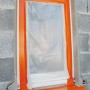 Orangefarbenes Scotch Klebeband High Visibility am Fensterrahmen zum Abkleben.