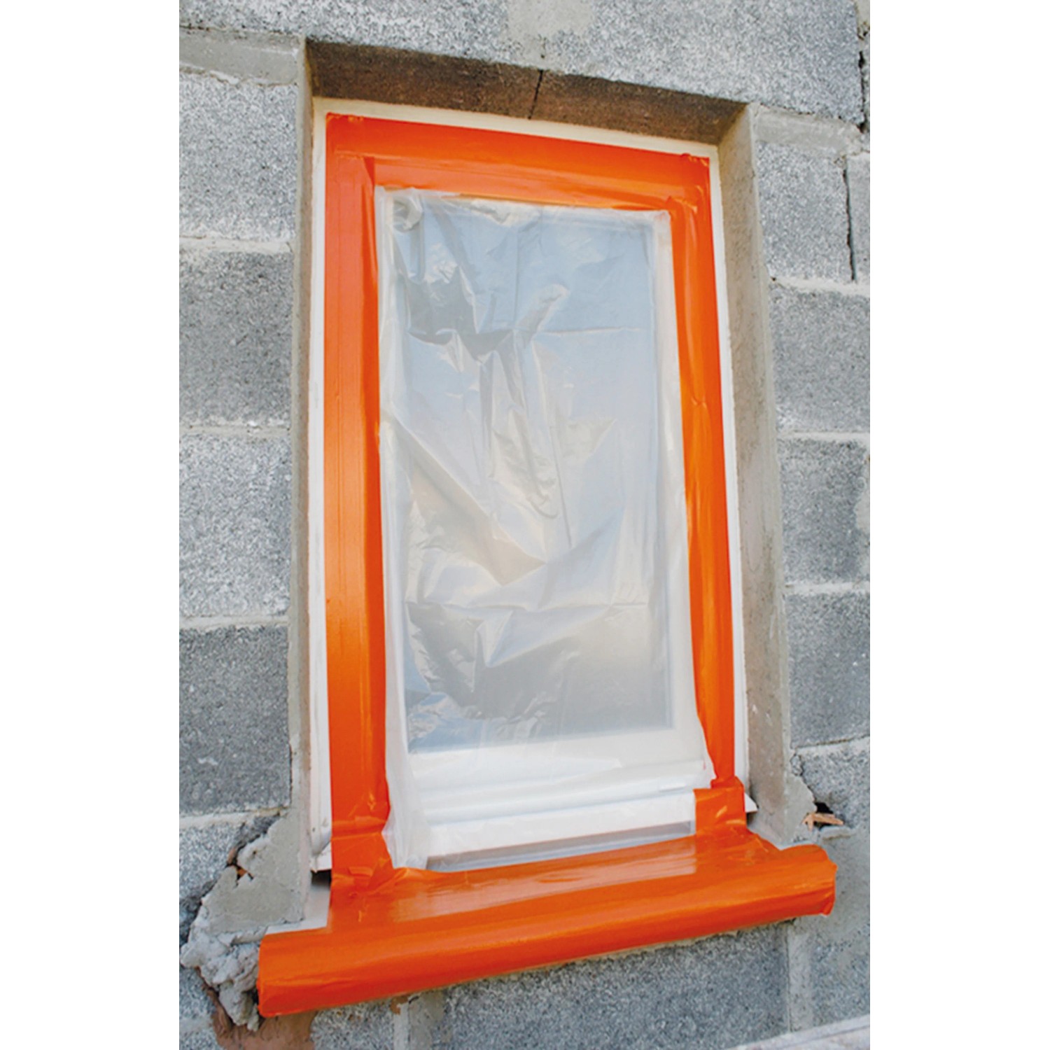 Orangefarbenes Scotch Klebeband High Visibility am Fensterrahmen zum Abkleben.