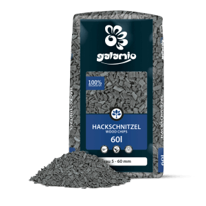 Galamio Holzhackschnitzel Grau 60l im Sack, mit einem Haufen grauer Mulch-Chips davor. Körnung 5-60 mm.