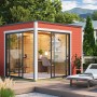 Rotes Lasita Gartenhaus Palermo mit Schiebetüren und Fenster auf Terrasse.