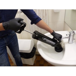 Rothenberger RoPump Power Saug-Druckreiniger im Einsatz am Waschbecken zur Rohrreinigung.