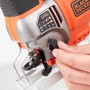Detailaufnahme: Black+Decker Stichsäge BES610K mit Hand am Einstellrad für Pendelhub.