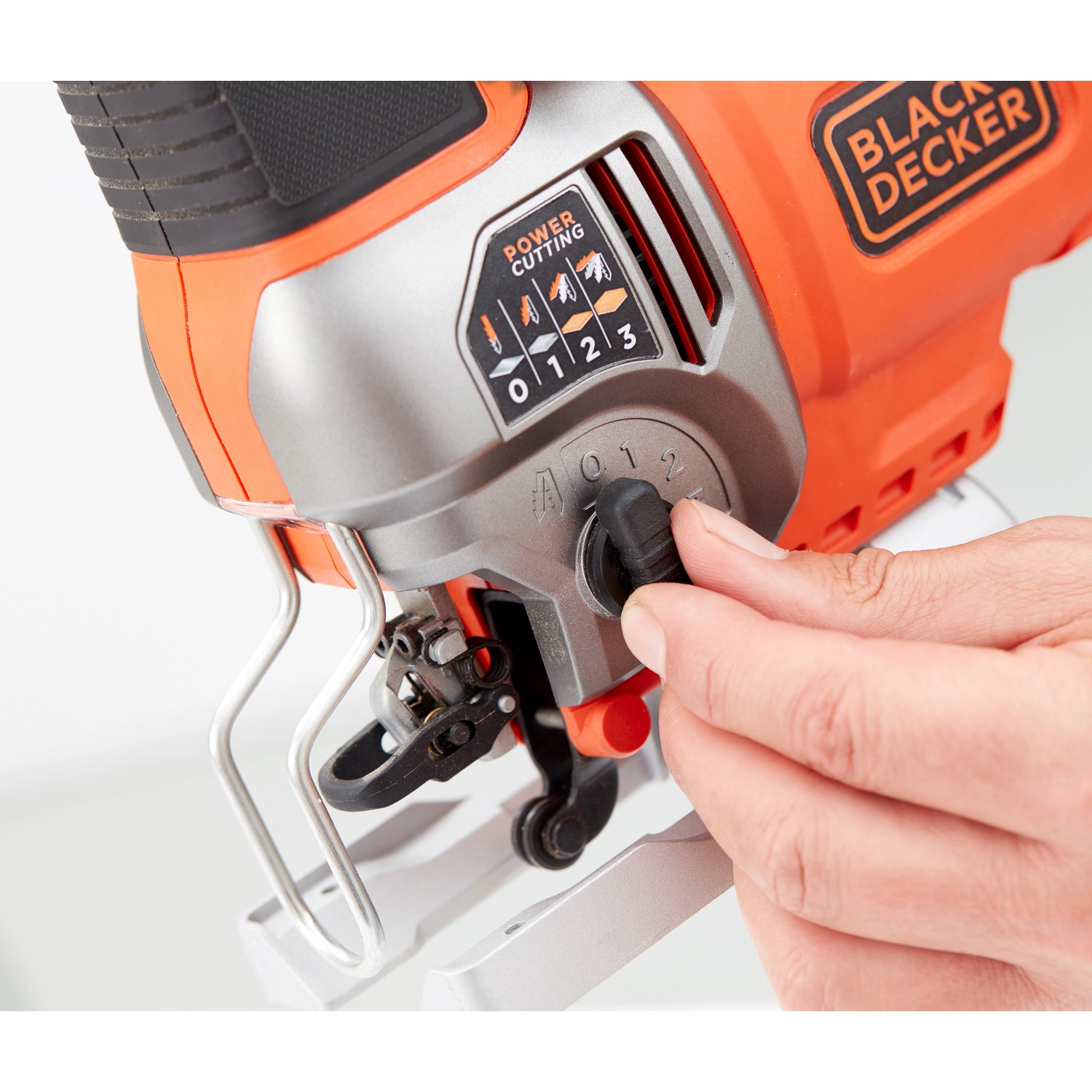 Detailaufnahme: Black+Decker Stichsäge BES610K mit Hand am Einstellrad für Pendelhub.