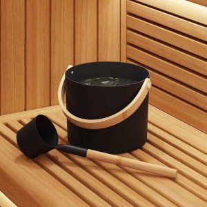 vidaXL Sauna Zubehör Set: schwarzer Aluminium-Eimer mit Kiefernholzgriff und passendem Schöpflöffel auf Holzbank.