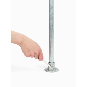 Silberne, verzinkte Fußplatte (rund, Ø 2,7 cm) für Stahlrohr-Möbelbau, wird mit Sechskantschlüssel fixiert.