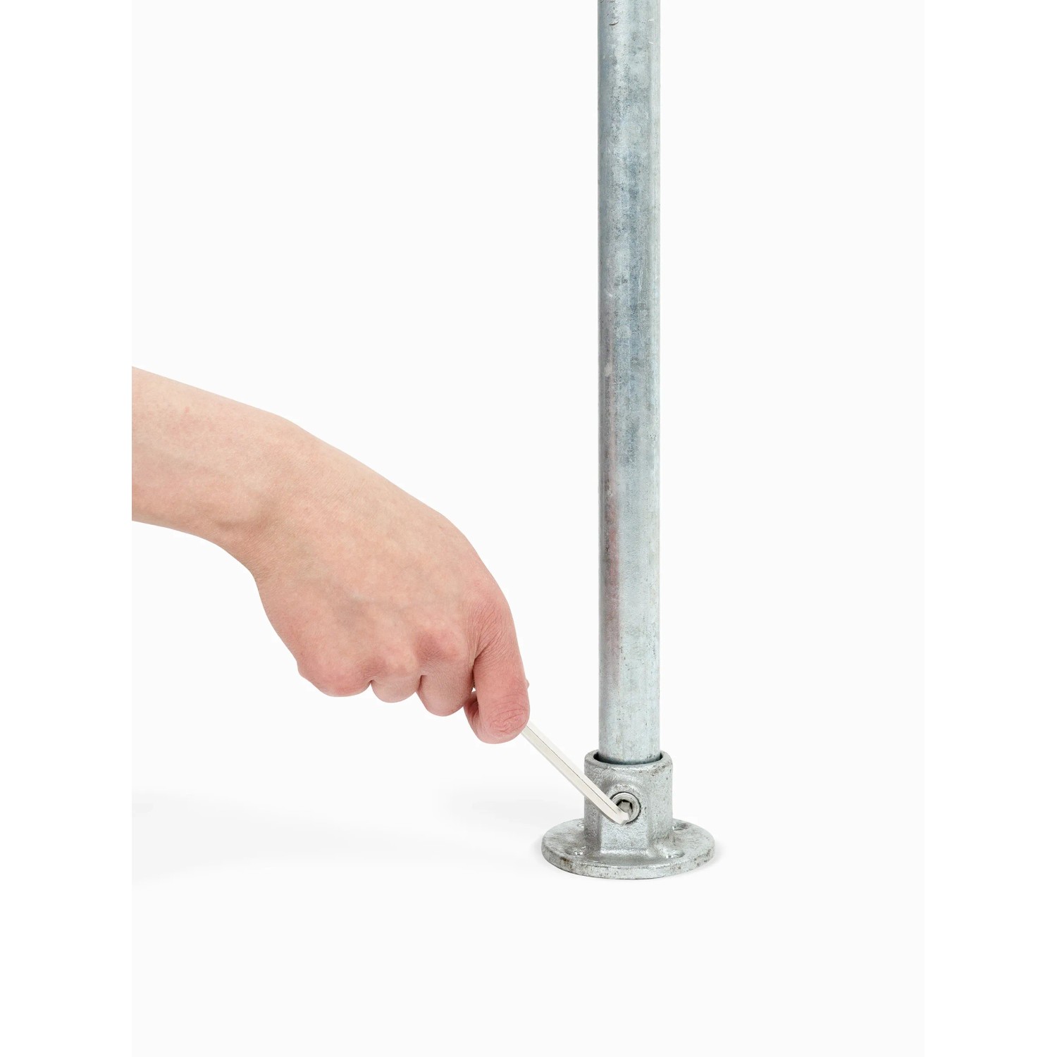 Silberne, verzinkte Fußplatte (rund, Ø 2,7 cm) für Stahlrohr-Möbelbau, wird mit Sechskantschlüssel fixiert.