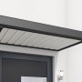 Rechteckiges, anthrazitfarbenes Gutta Vordach 150x90 cm über einer Haustür.