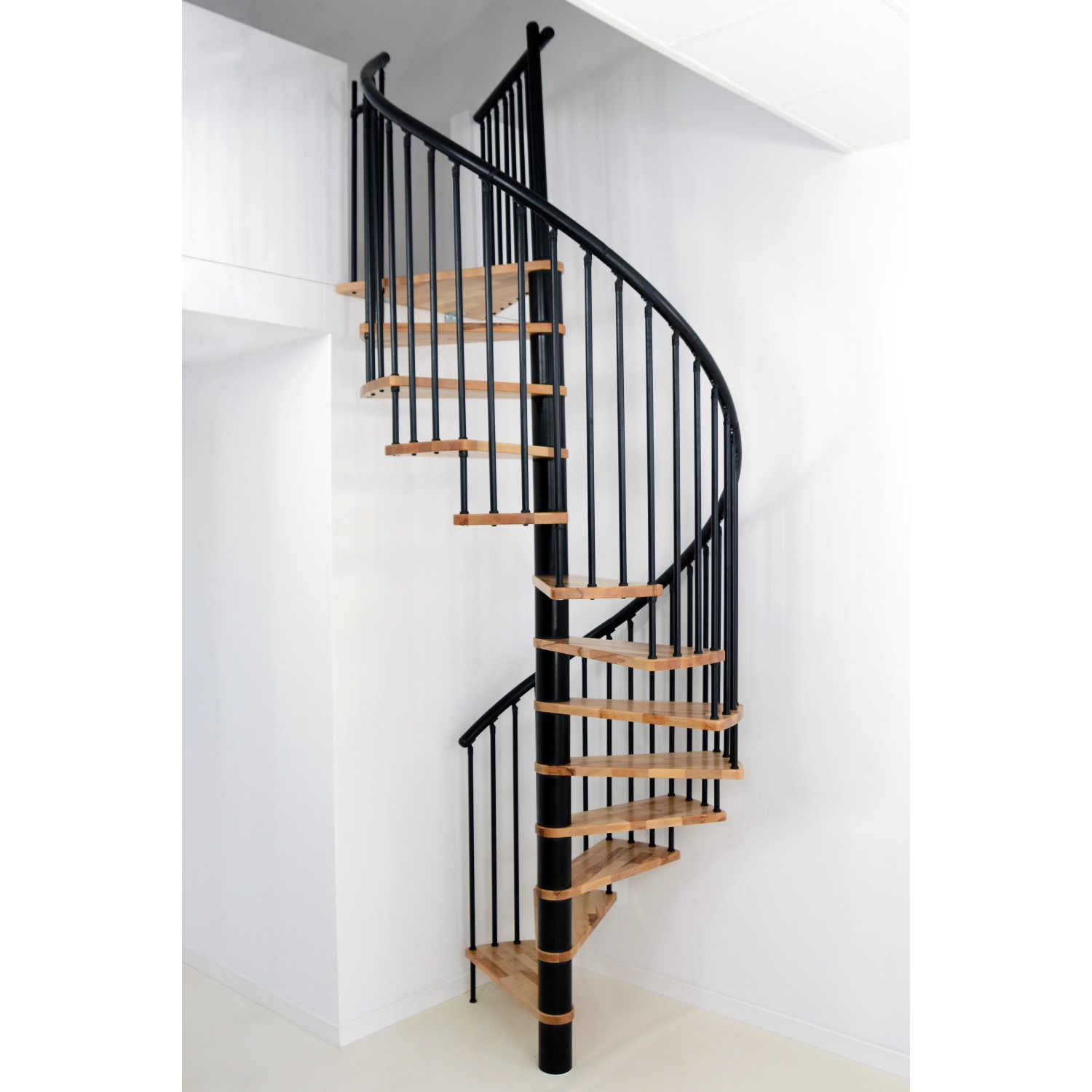 Schwarze Minka Spindeltreppe Spiral Effect aus Buche, Durchmesser 120 cm.