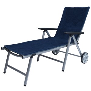 Dunkelblaues Beautissu Marbella Handtuch (200x70cm) auf einer Sonnenliege.