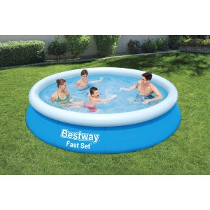 Blauer Bestway Fast Set Pool, Ø 366 cm, mit Familie im Garten. Quick-Up Pool.