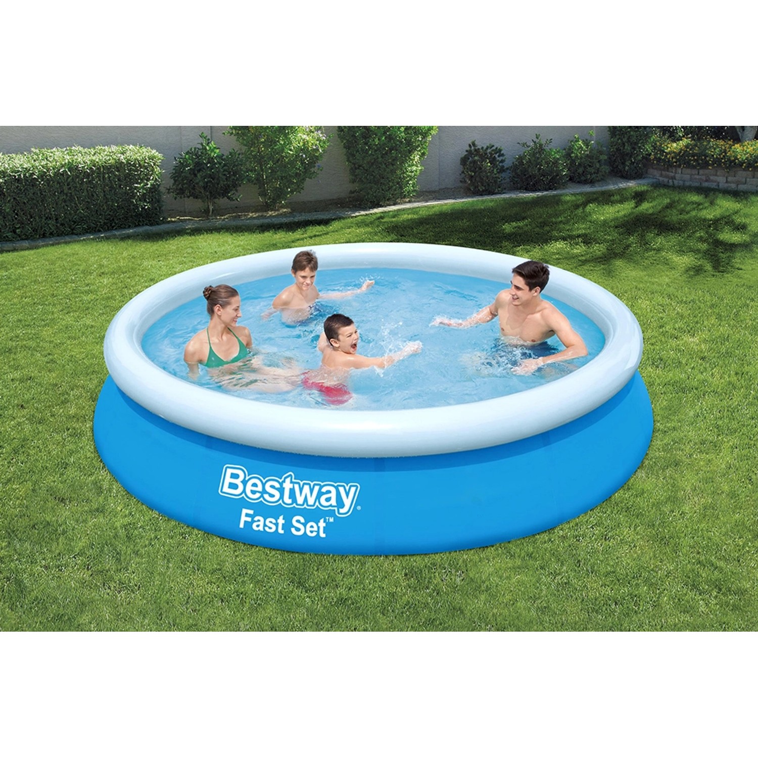 Blauer Bestway Fast Set Pool, Ø 366 cm, mit Familie im Garten. Quick-Up Pool.