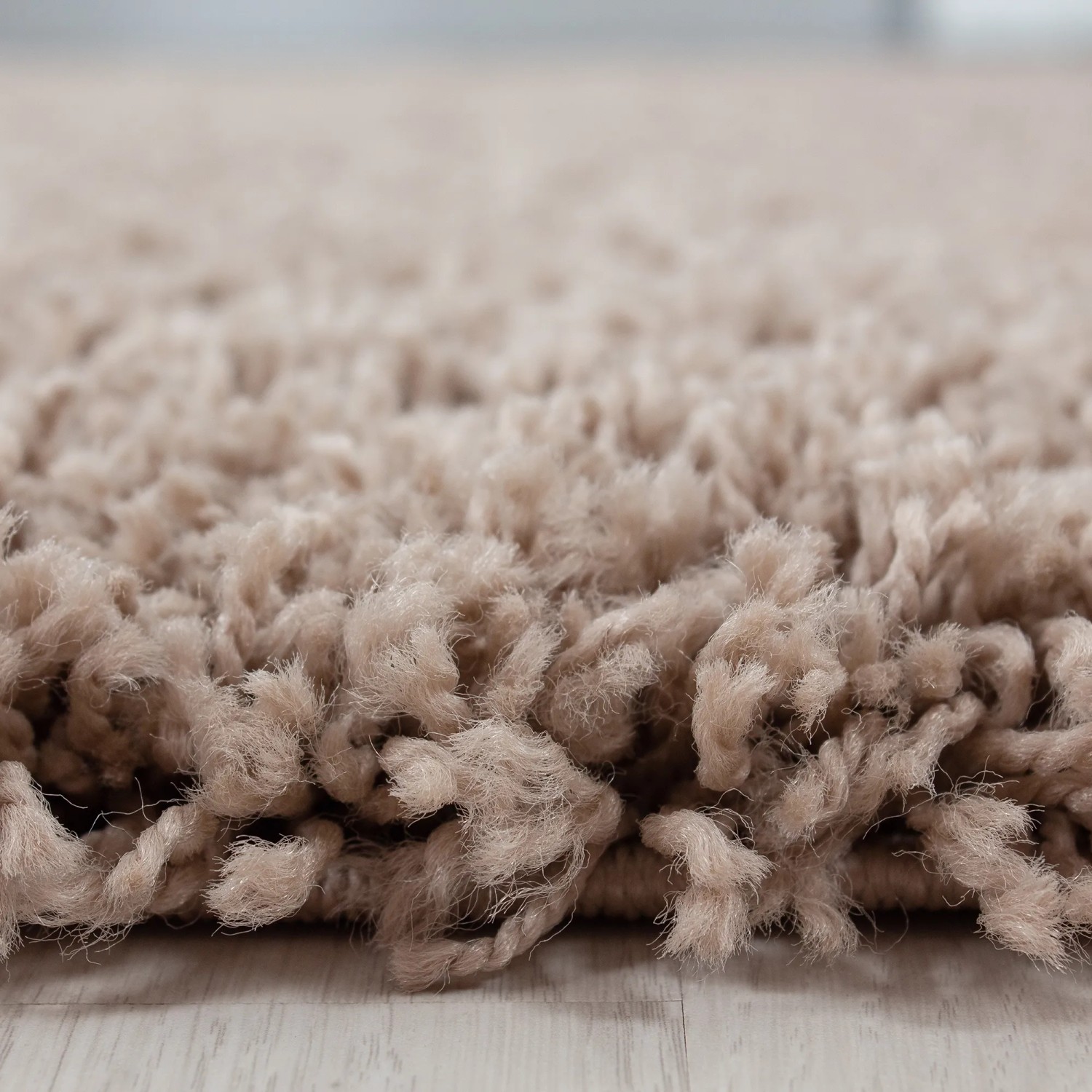 Detailansicht: Beiger Ayyildiz Hochflorteppich Life 1500, runder Shaggy-Teppich mit langem Flor.