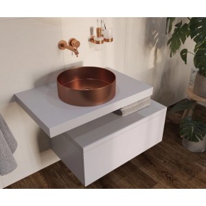 Rundes Aufsatzwaschbecken aus gebürstetem Edelstahl in Rosegold auf hellgrauem Badmöbel. Modernes Bad mit passender Armatur.