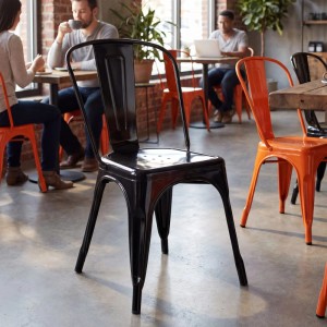 Schwarzer Metall-Stapelstuhl Benedikt im Bistro. Modern, robust, ideal für Esszimmer & Gastronomie.