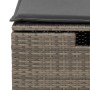 Detailansicht: Graue Garten-Sofagarnitur aus Polyrattan mit Kissen.