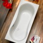 Rechteckige Badewanne Delphi, 180x80 cm, in Weiß von oben auf Holzboden.