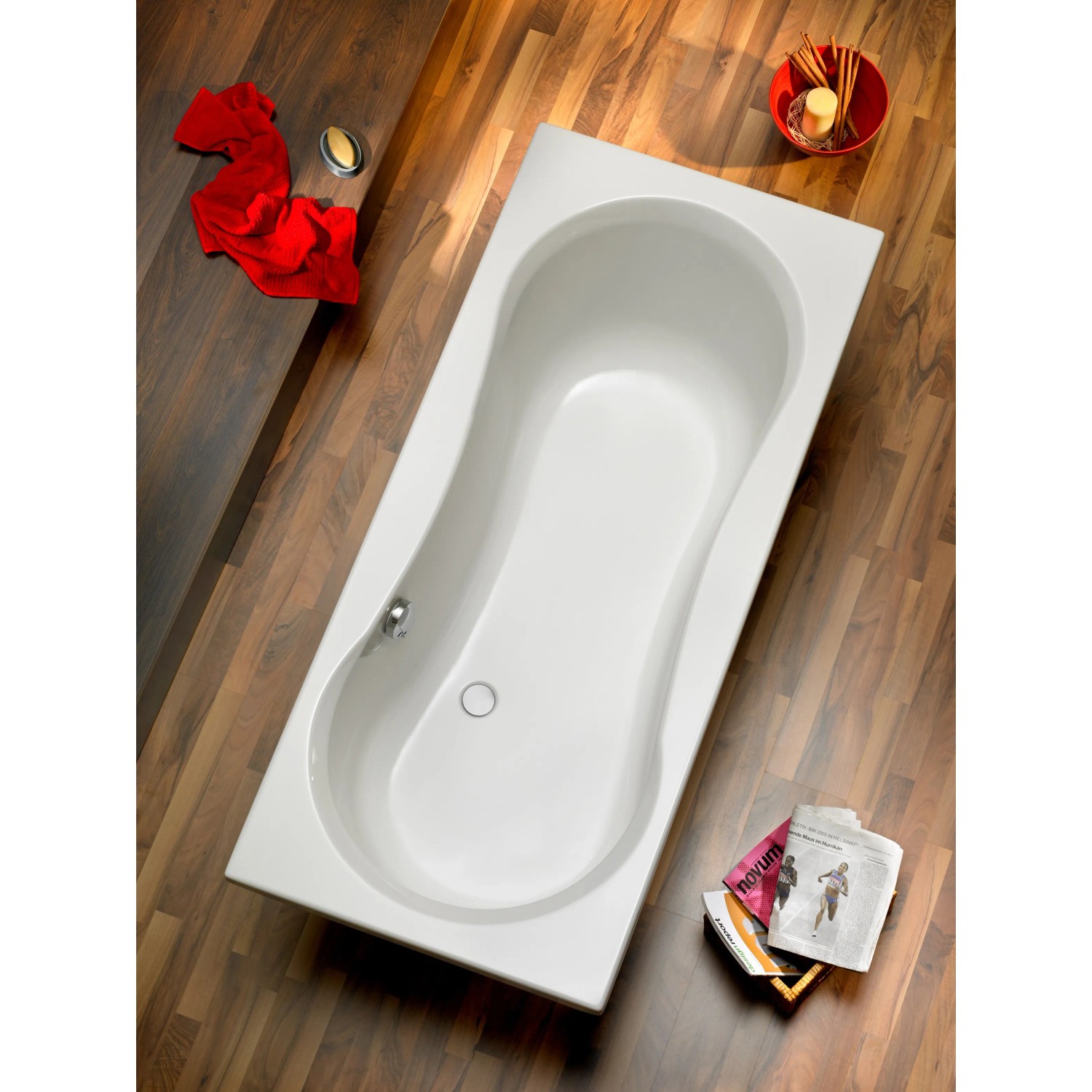 Rechteckige Badewanne Delphi, 180x80 cm, in Weiß von oben auf Holzboden.