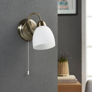 Wandleuchte Mael im Retro-Design mit bronzefarbenem Gestell und weißem Glasschirm.